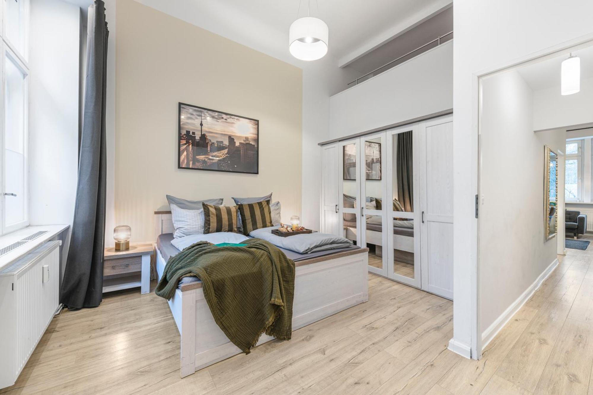 The Goethe Group Loft, 2 Bedroom 2 Bath Rooms, One Living Room, Family Friendly, 2-5 Guests, Berlin
